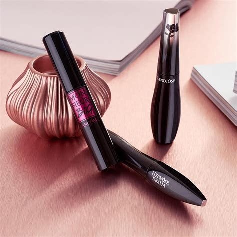 Amp up Your Lashes with Wonderwand Intensely Volumeising Maxiara Black Magic